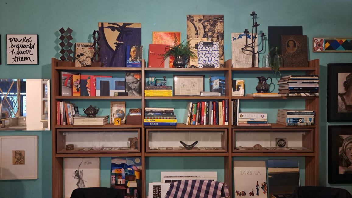 Estante com livros de arte