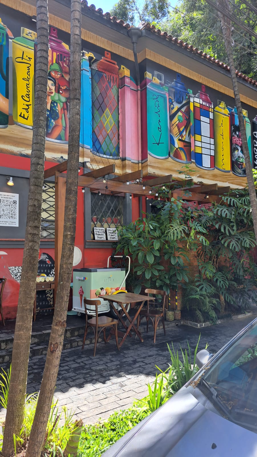 Fachada do Espaço Escultural Café com mural do Kobra