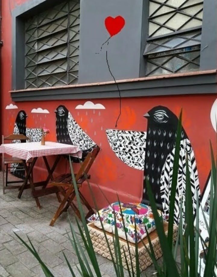 Mesa com obras de arte nas paredes