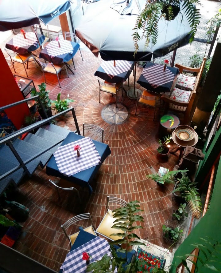 Terraço com mesas do Espaço Escultural Café